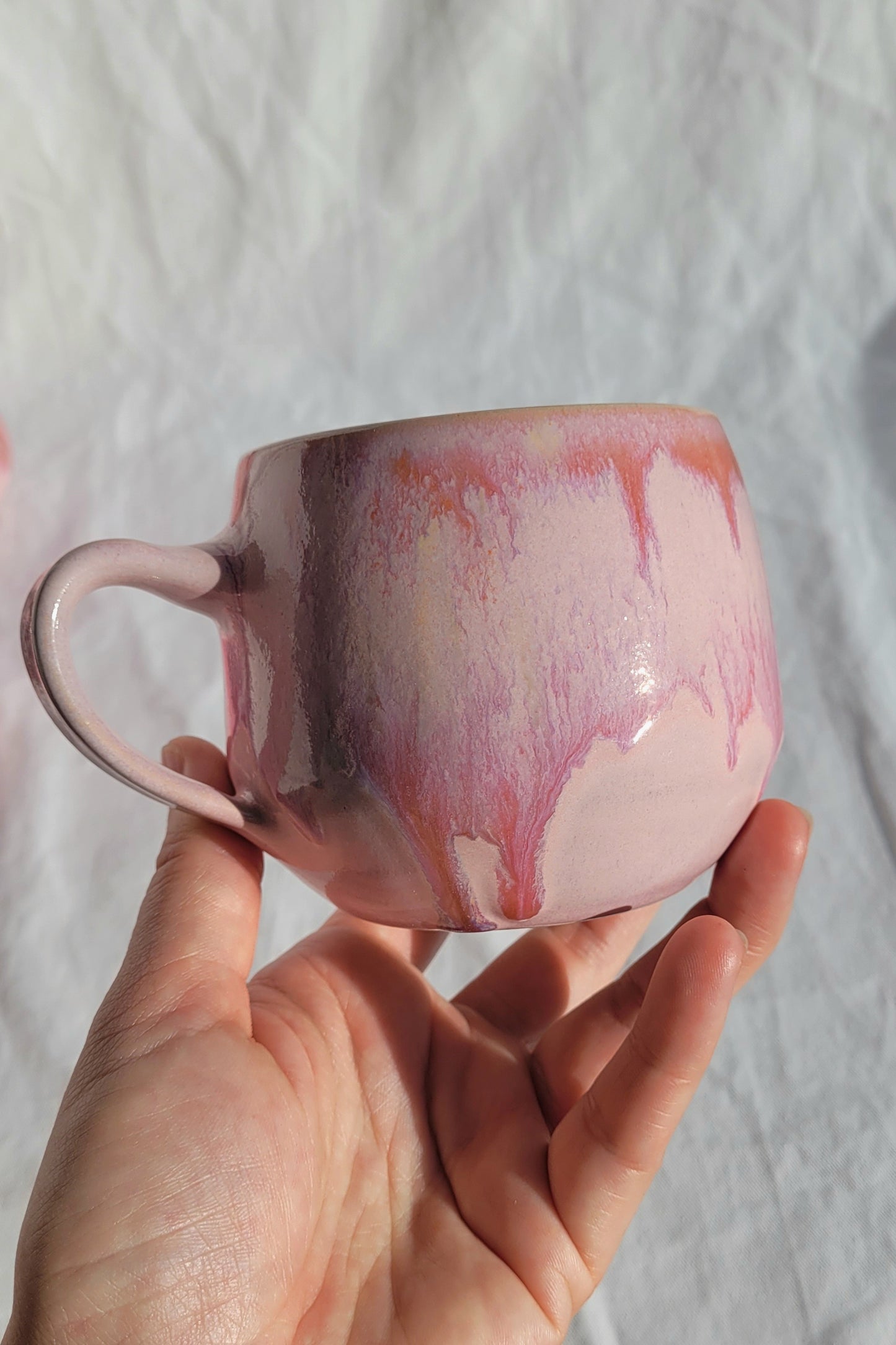 Detail der Bloom-Glasur: warme Rosatöne, weiche Übergänge, glänzende Oberfläche.