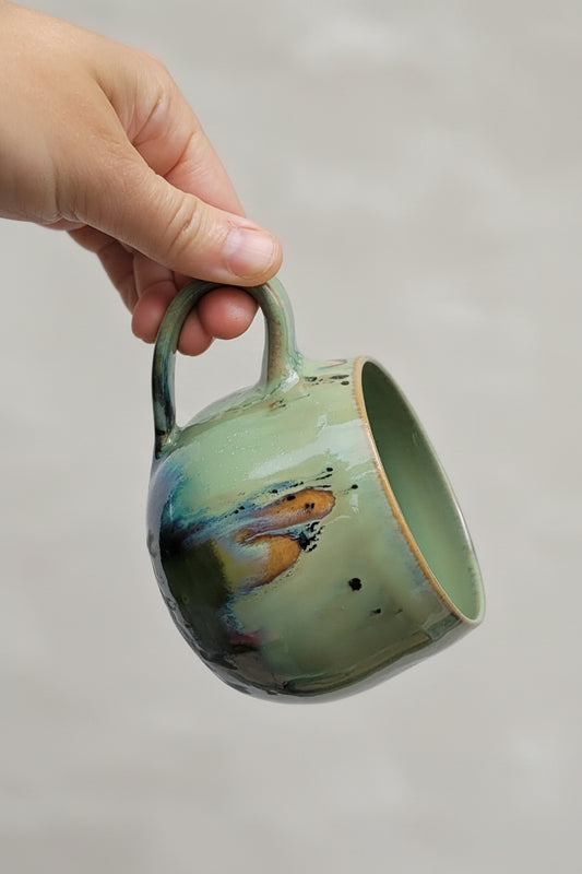 Handgemachte Steinzeugtasse Auenwald, 350 ml, grüne Glasur mit natürlichen Übergängen