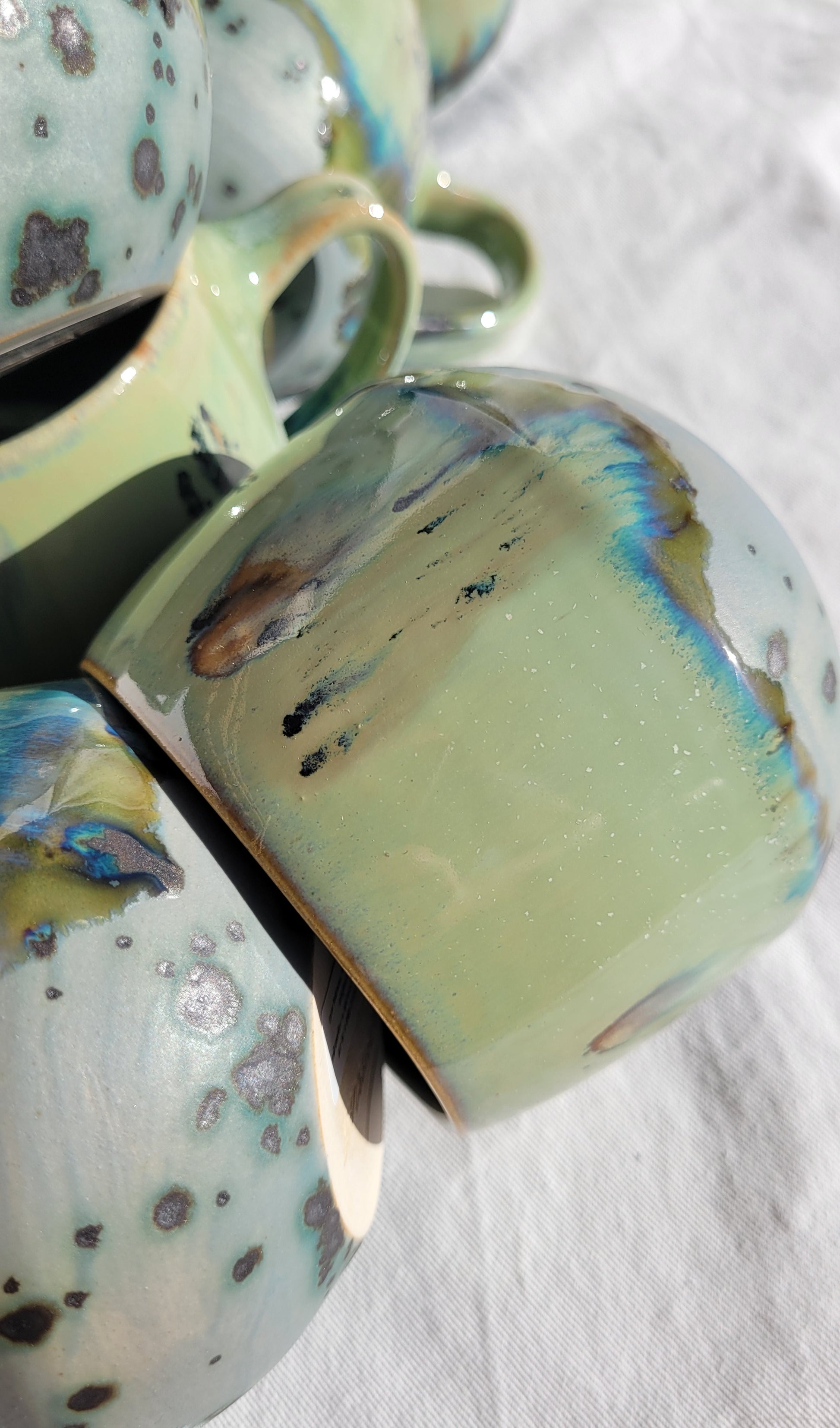 Handgemachter Becher Auenwald, 300 ml, grüne Glasur mit natürlichen Übergängen