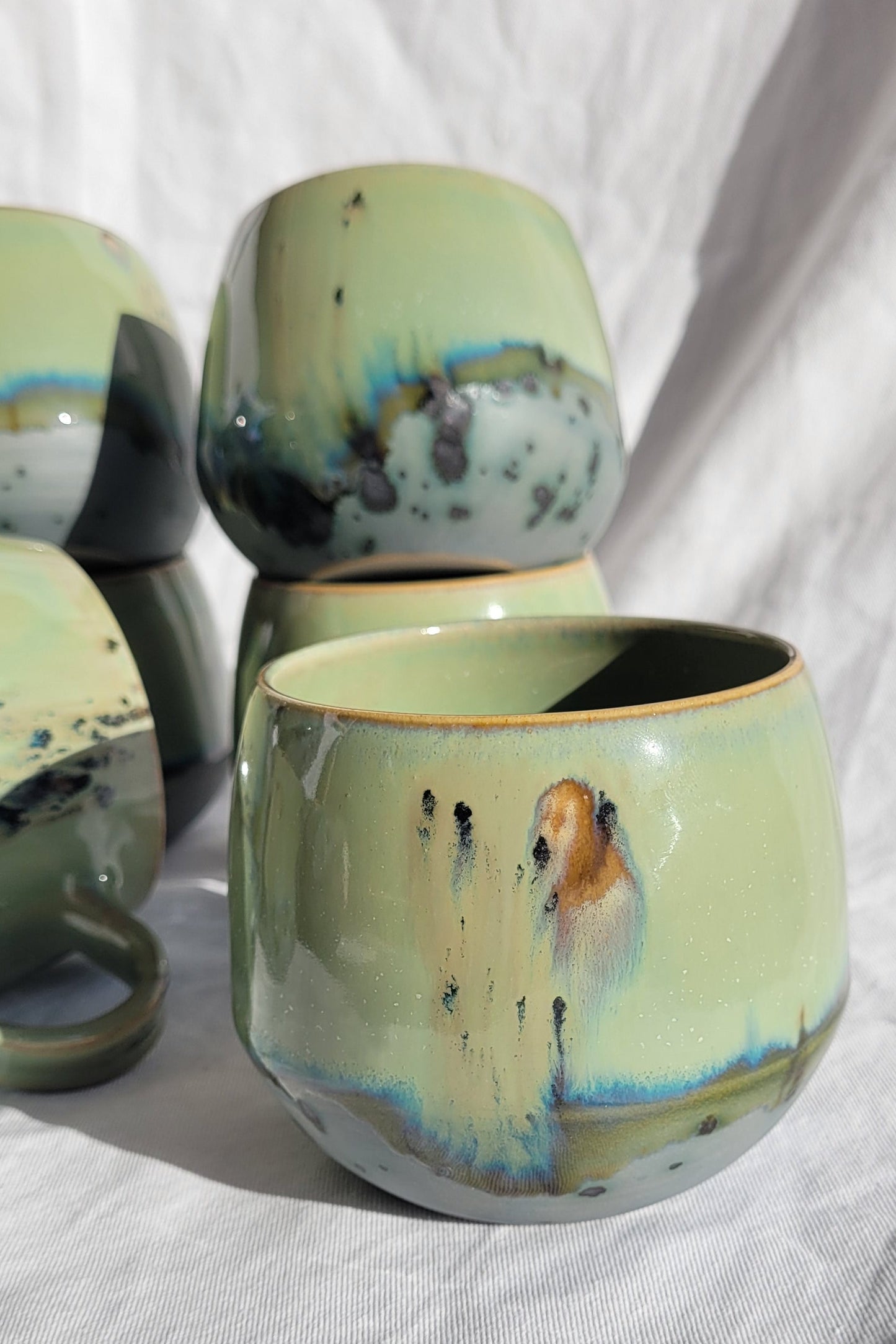 Handgemachter Becher Auenwald, 300 ml, grüne Glasur mit natürlichen Übergängen