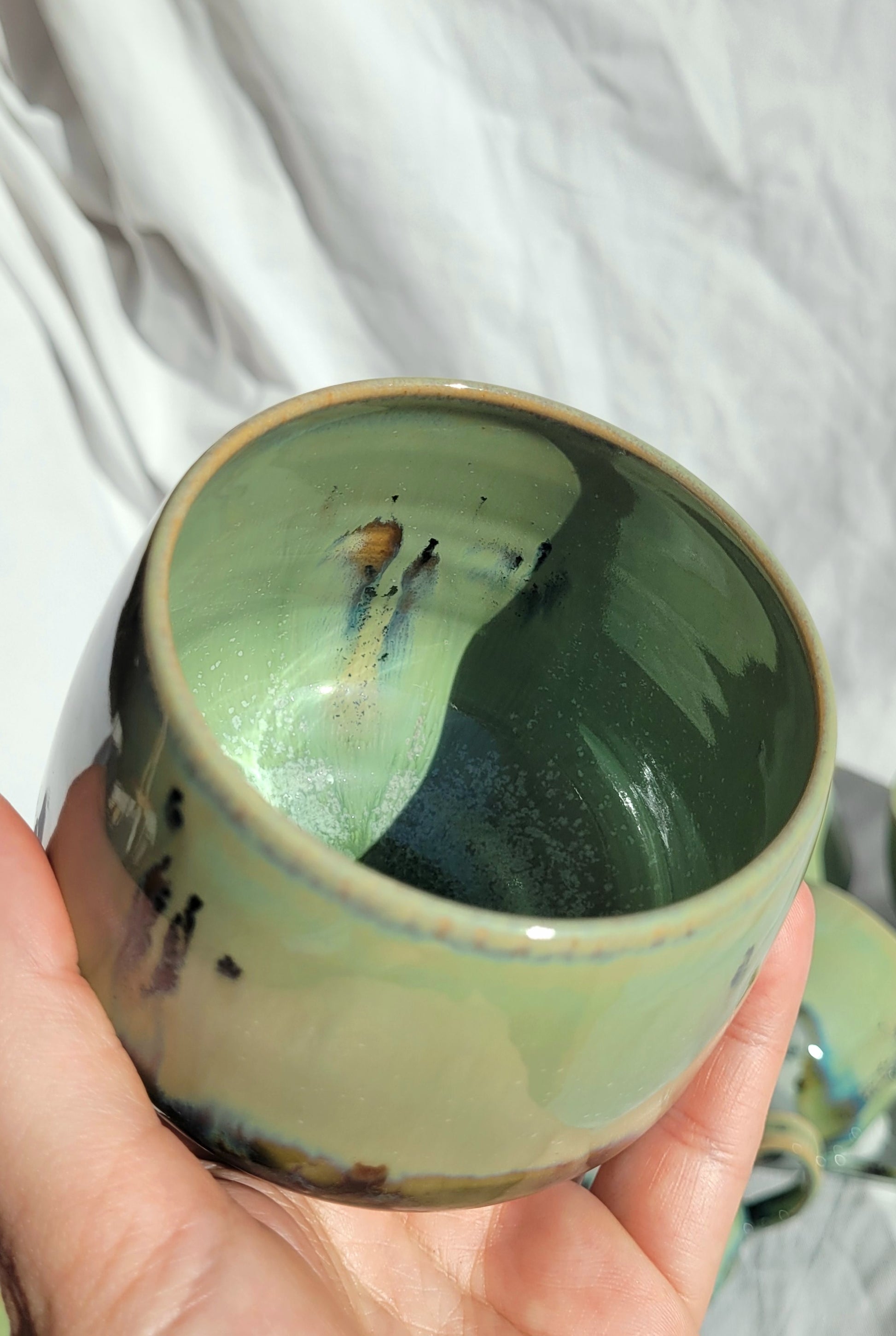 Handgemachter Becher Auenwald, 300 ml, grüne Glasur mit natürlichen Übergängen