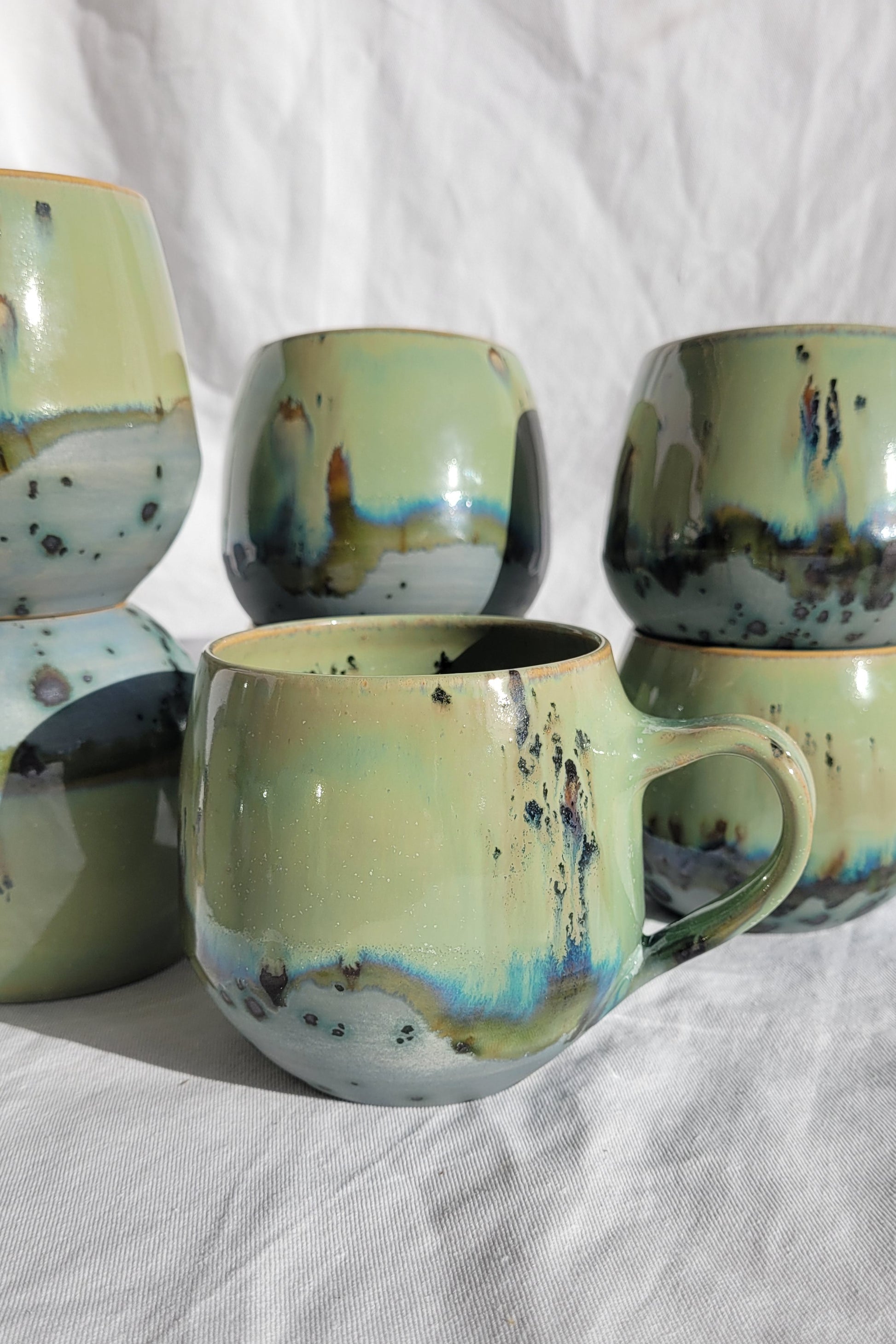 Tasse Auenwald, dünnwandig, runder Rand, glänzend oben, matt unten.