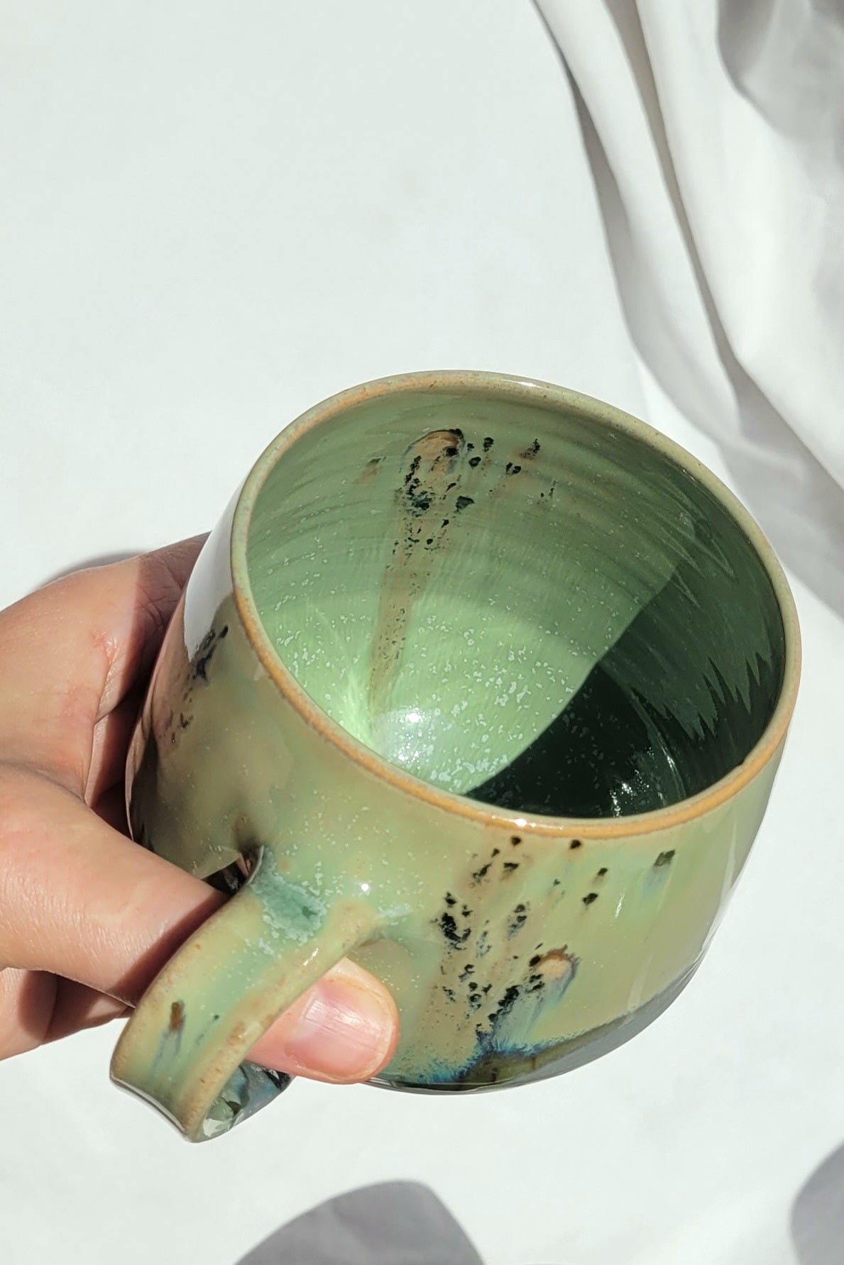 Detail der Auenwald-Glasur: verschiedene Grüntöne, ruhige, natürliche Struktur.