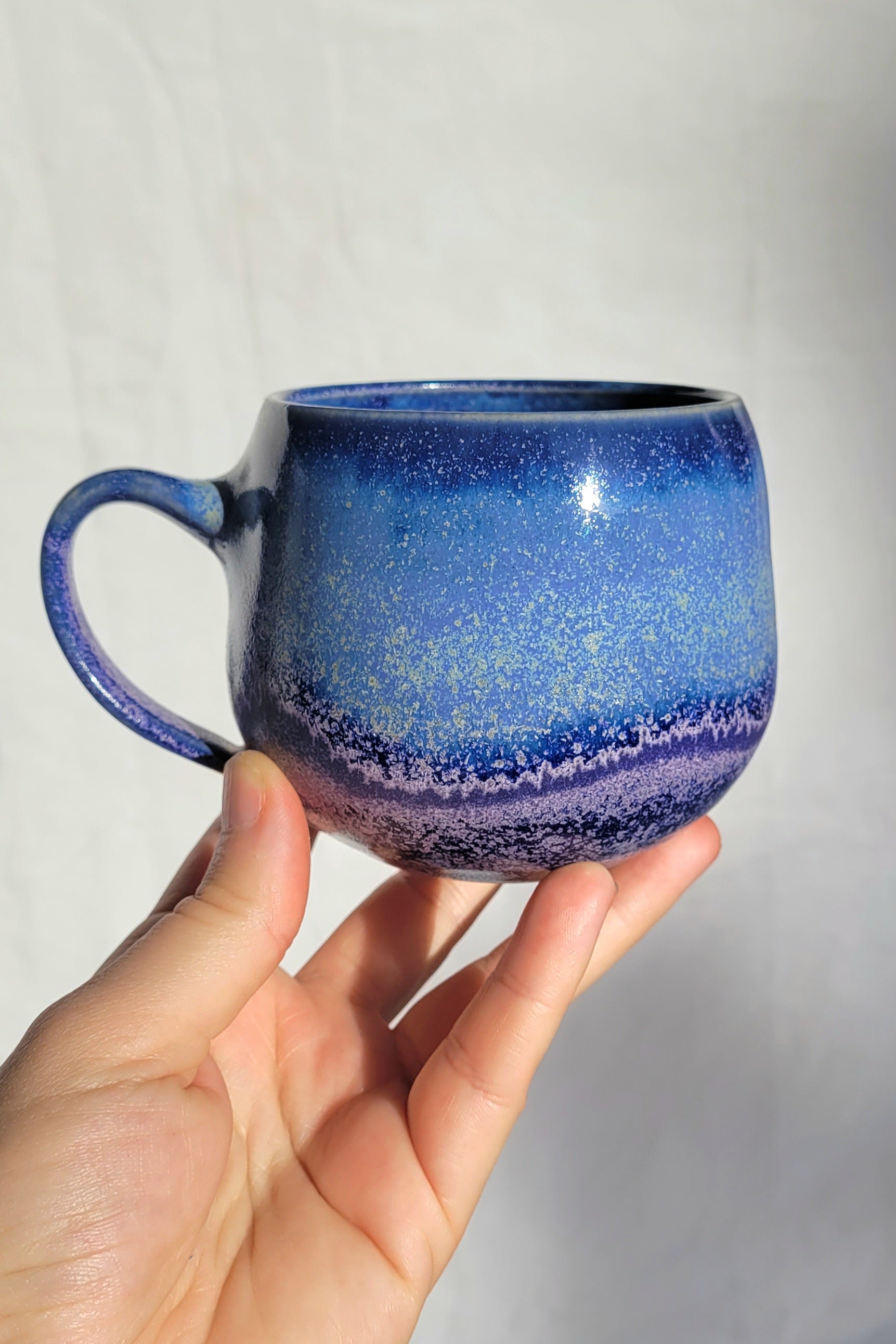 Handgemachte Steinzeugtasse Universum, 350 ml, blau-violette Glasur mit hellen Punkten