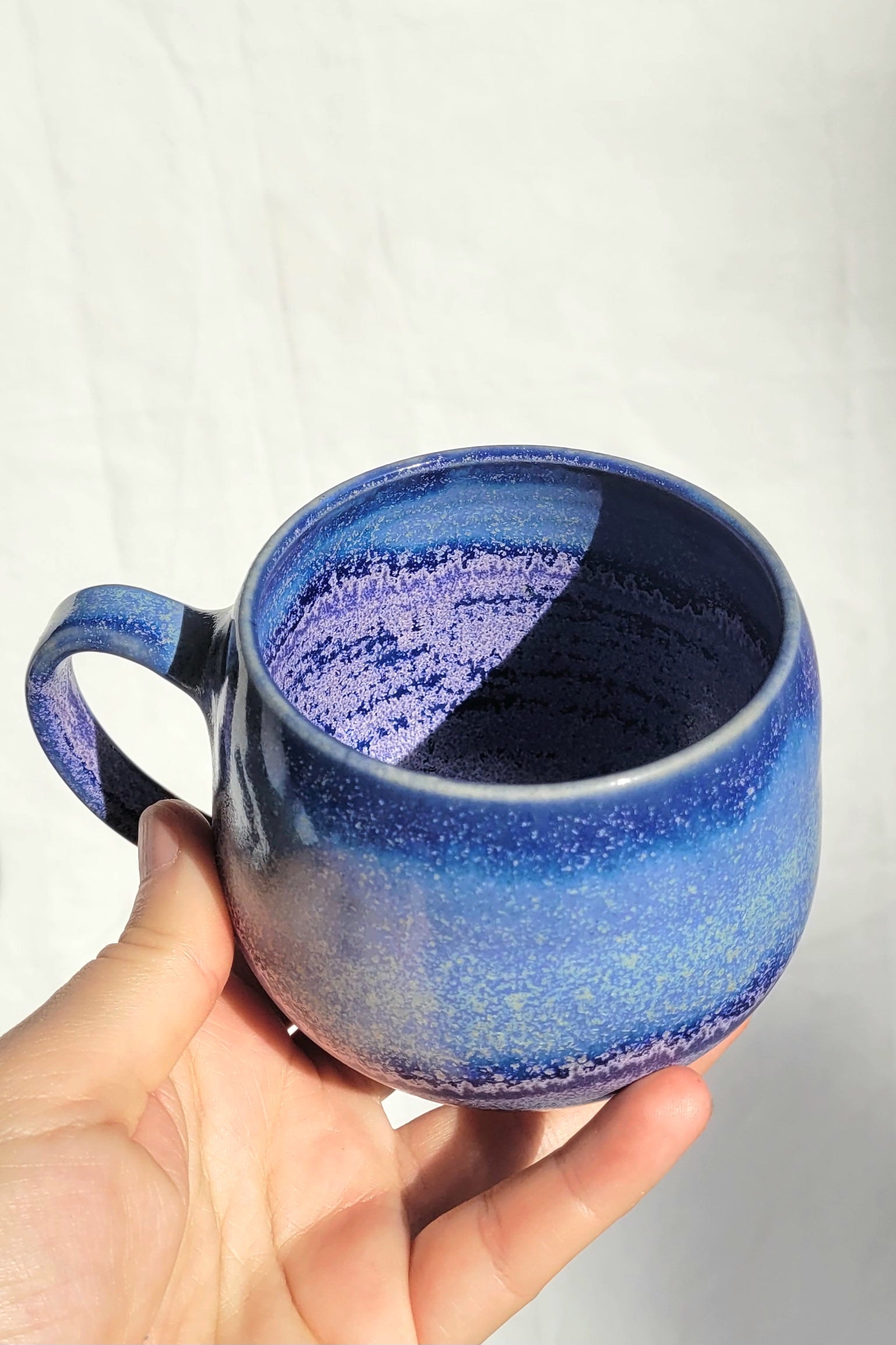 Handgemachte Steinzeugtasse Universum, 350 ml, blau-violette Glasur mit hellen Punkten