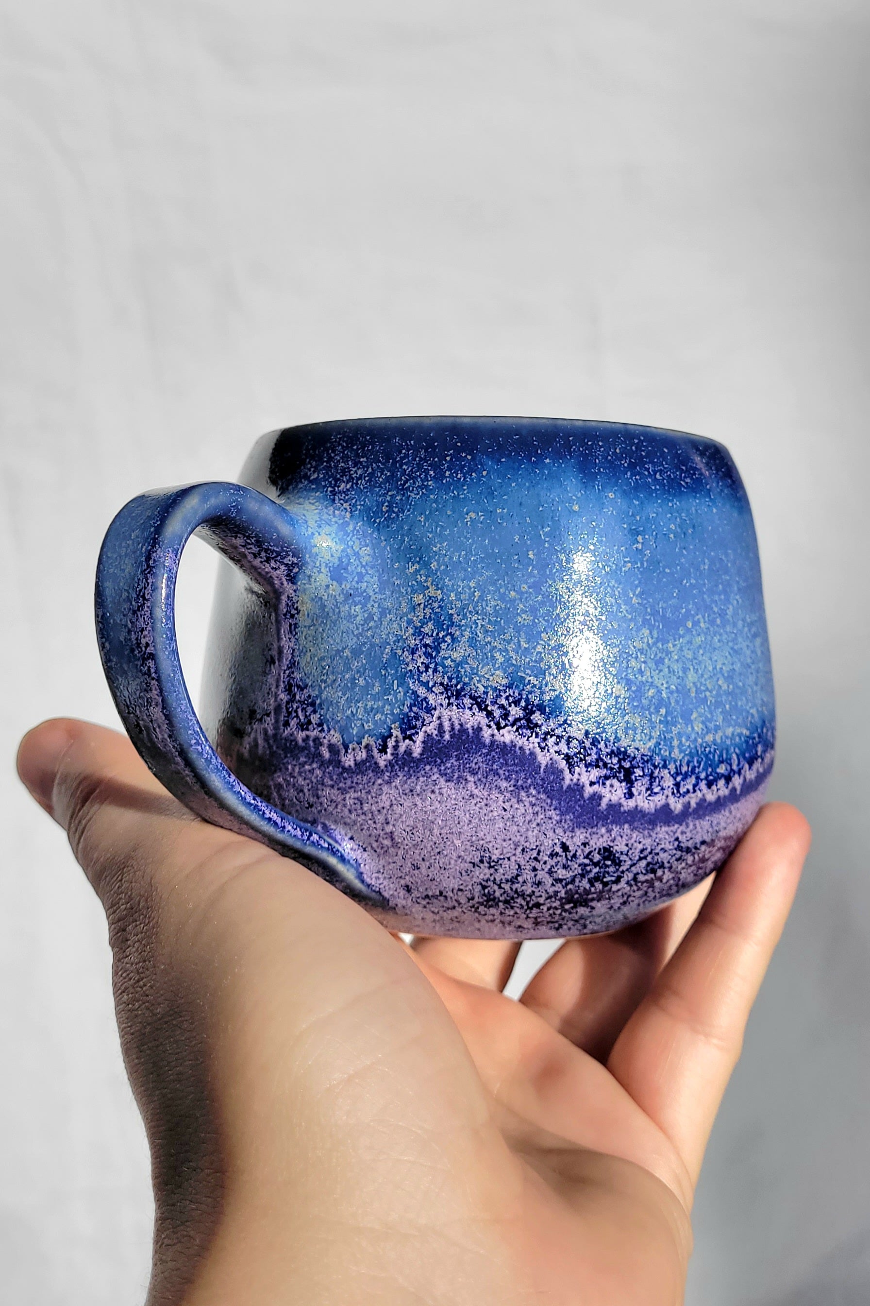 Handgemachte Steinzeugtasse Universum, 350 ml, blau-violette Glasur mit hellen Punkten