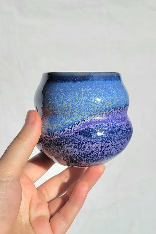 Handgemachter Wellenbecher Universum, 300 ml, blau-violette Glasur mit hellen Punkten.