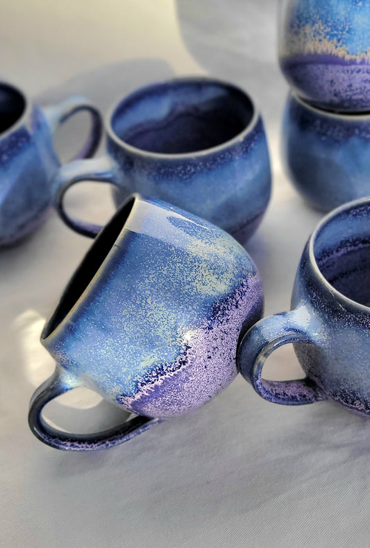 Handgemachte Steinzeugtasse Universum, 350 ml, blau-violette Glasur mit hellen Punkten