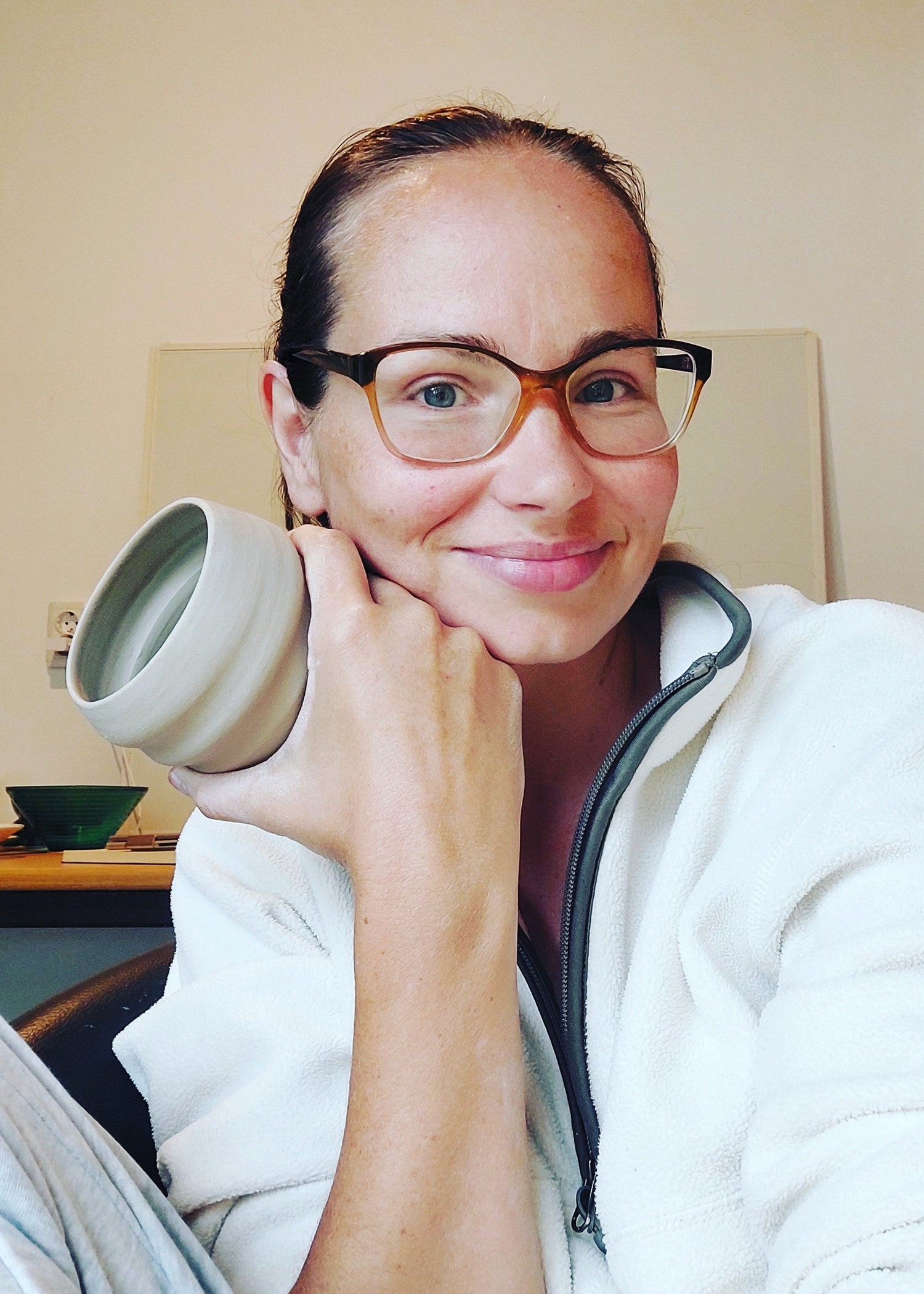 Ira in der Keramikwerkstatt in Leipzig, handgemachte Keramik