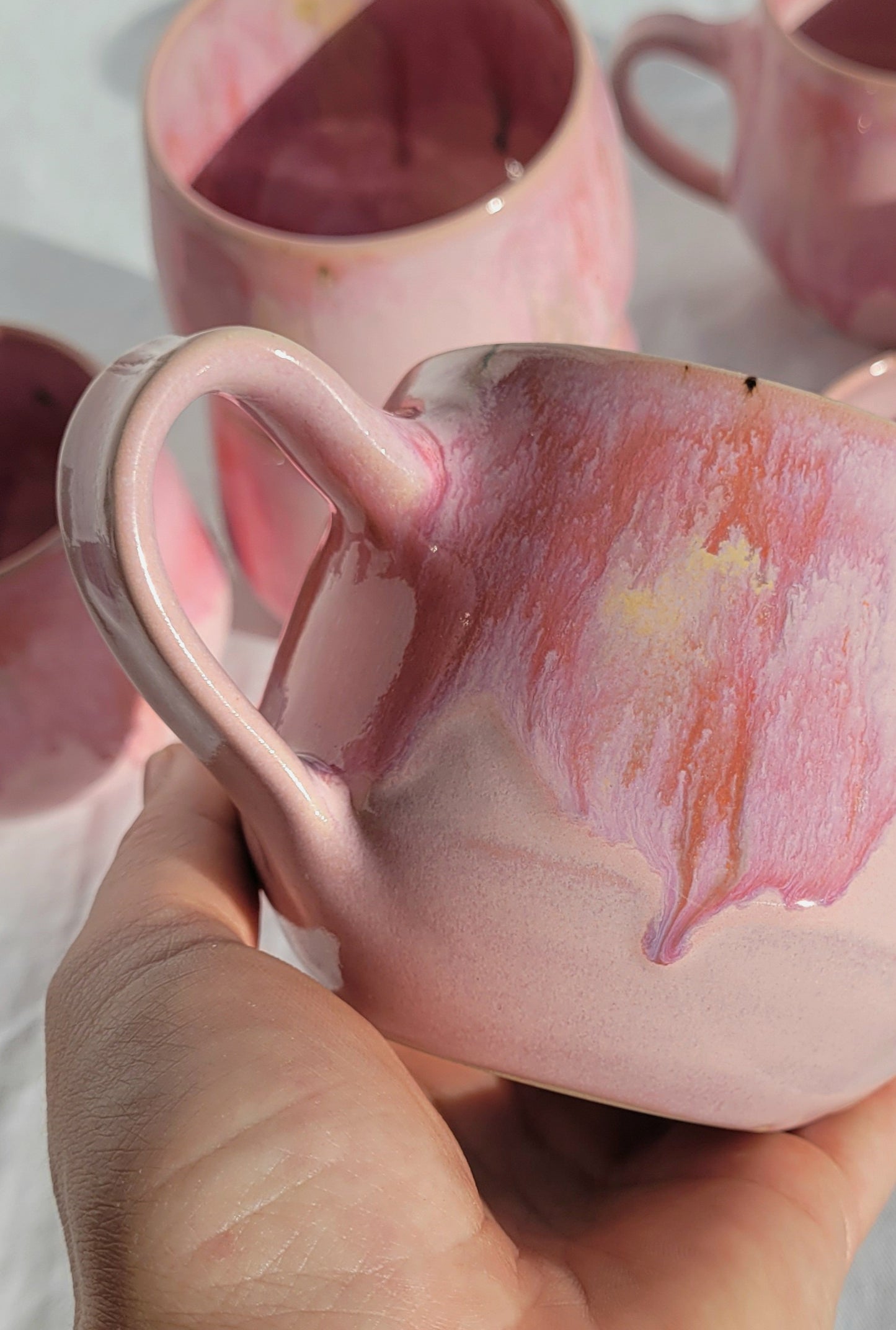 Detail der Bloom-Glasur: warme Rosatöne, weiche Übergänge, glänzende Oberfläche.