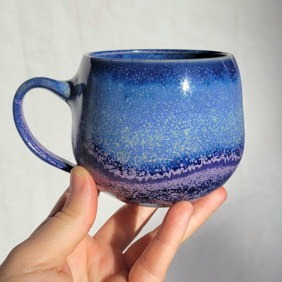 Handgemachte Steinzeugtasse Universum, 350 ml, blau-violette Glasur mit hellen Punkten