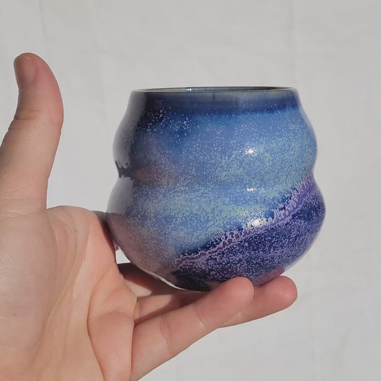 Wellenbecher mit sanfter Taille in der Mitte, oben glänzend, unten matt.