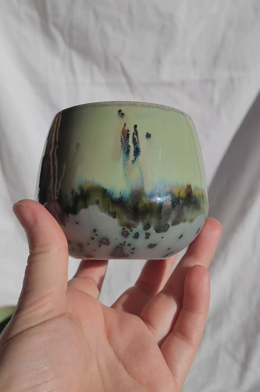 Handgemachter Becher Auenwald, 300 ml, grüne Glasur mit natürlichen Übergängen